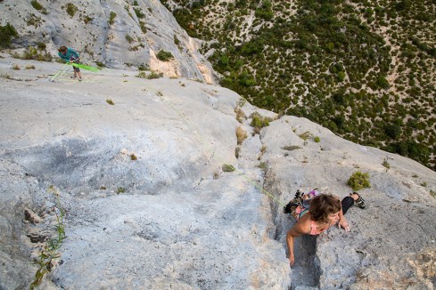 Katie climbs through a long traversing pitch midway up Pichenibule.