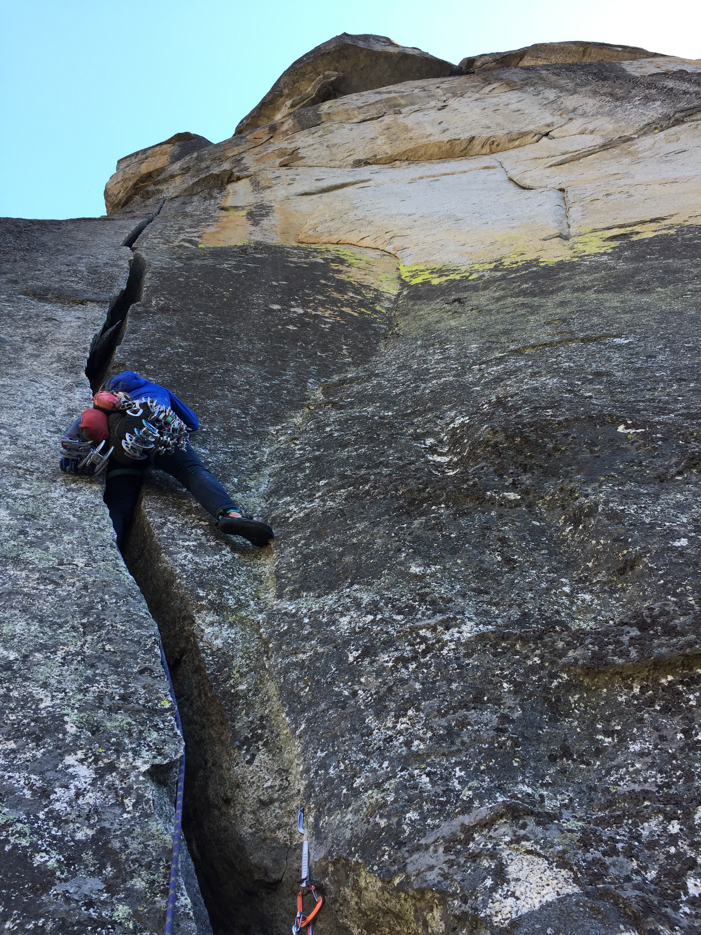 Katie-Lambert-Offwidth-Climbing-Yosemite-California-Mammut